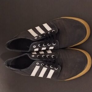 Adidas Seeley XT Black shoes Sz 9 Gently loved